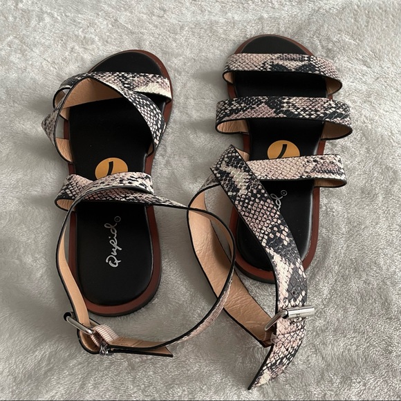 Qupid Women’s Flat Gladiator Sandals Snake Skin Strap Design - Picture 9 of 11